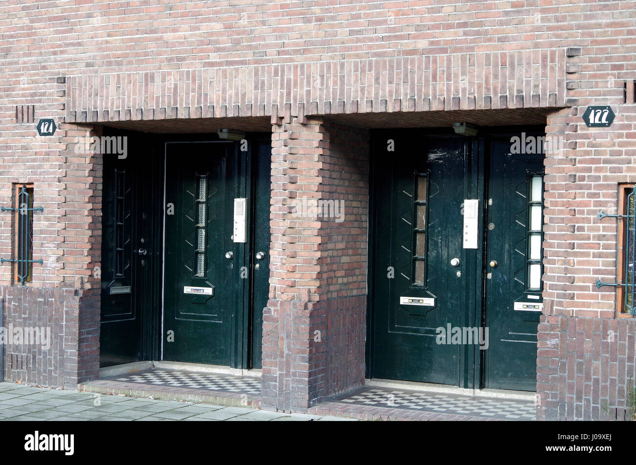 Gruppe von vier Eingangstüren zu Wohnungen in Olympiaweg, Amsterdam Zuid, bemalt dunkelblaues grün Stockfoto