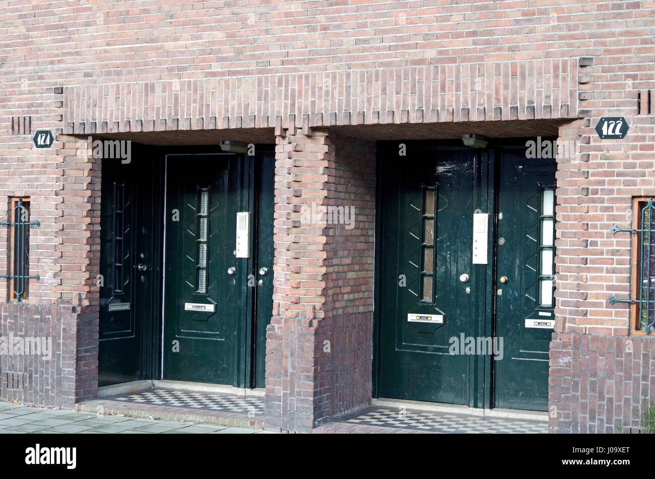 Gruppe von vier Eingangstüren zu Wohnungen in Olympiaweg, Amsterdam Zuid, bemalt dunkelblaues grün Stockfoto