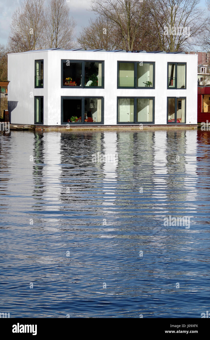 Architektonisch unterscheiden moderne Hausboote auf Schinkel Kanal, Amsterdam-Zuid, Niederlande Stockfoto