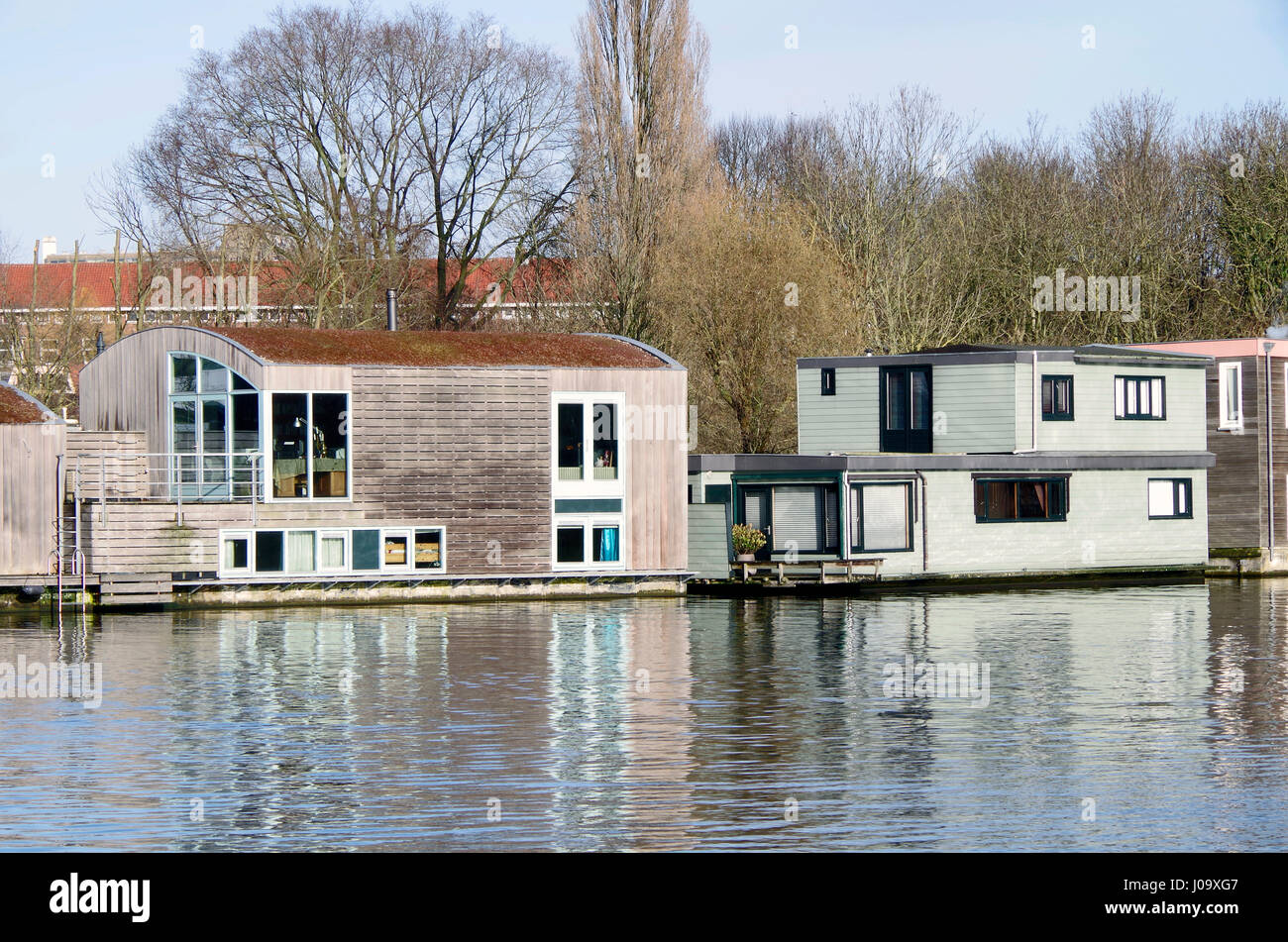 Architektonisch unterscheiden moderne Hausboote auf Schinkel Kanal, Amsterdam-Zuid, Niederlande Stockfoto