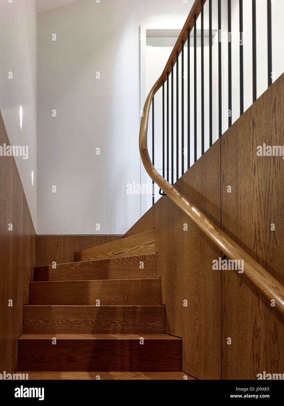 Treppe. Hampstead Teiche House, London, Vereinigtes Königreich. Architekt: Steif + Trevillion Architekten, 2016. Stockfoto