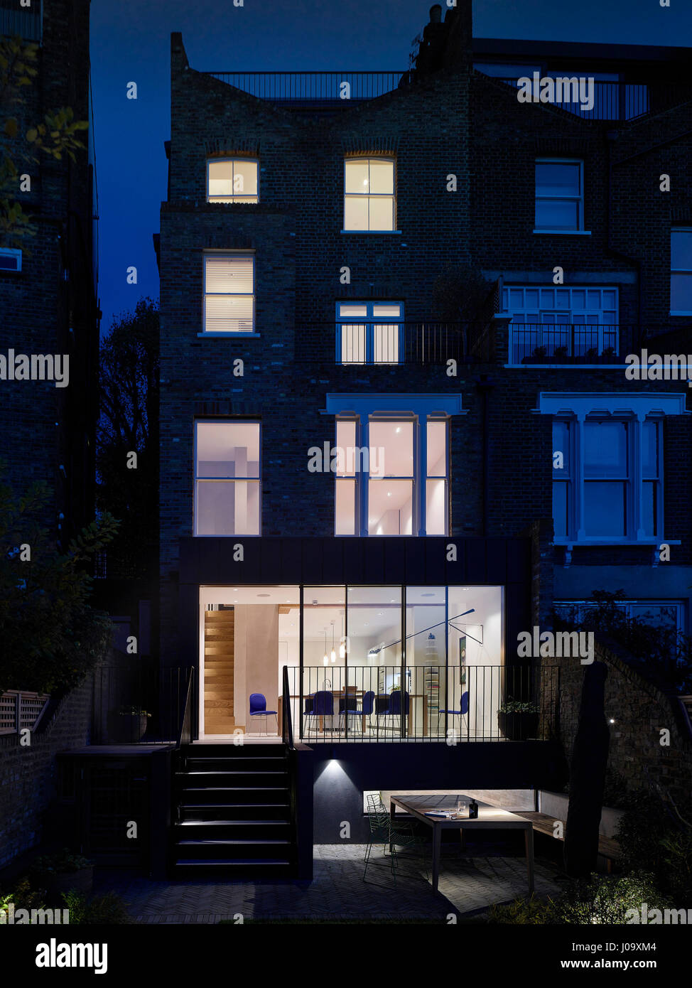 Rückseite des Hauses. Hampstead Teiche House, London, Vereinigtes Königreich. Architekt: Steif + Trevillion Architekten, 2016. Stockfoto