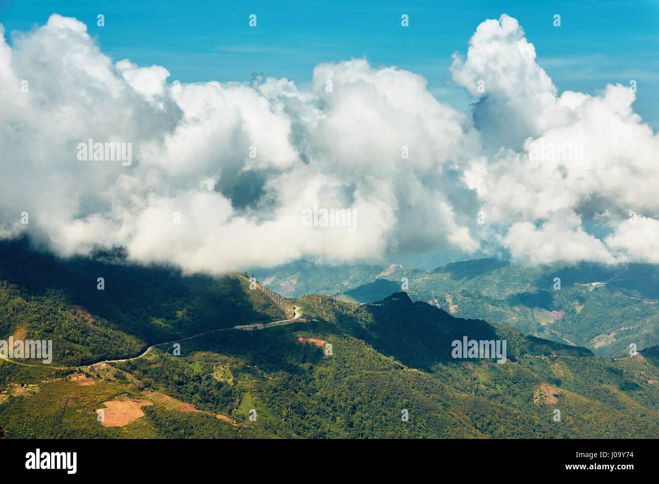 Landschaft in Fuffly Wolken. Hügelige Landschaft von Borneo in Malaysia. Stockfoto