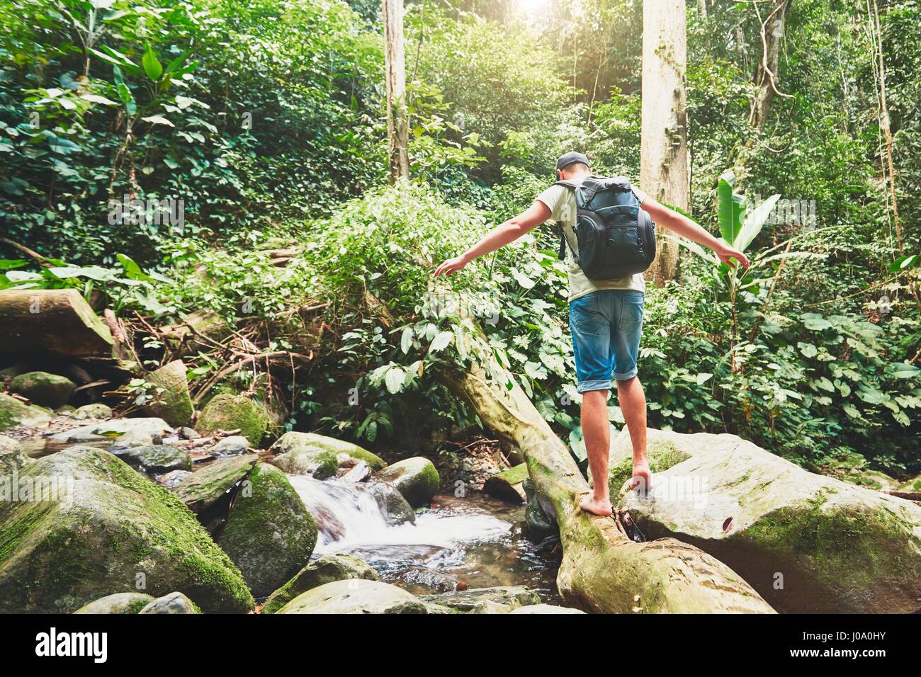 Wanderer-Kreuzung-Fluss im tropischen Regenwald - Borneo, Malaysia Stockfoto