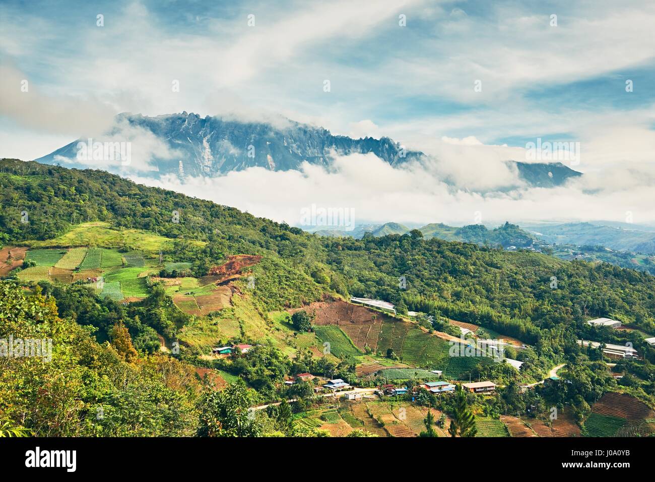 Landschaft mit Mount Kinabalu in Malaysia. Dies ist einer der UNESCO-Weltkulturerbe in Südost-Asien. Stockfoto