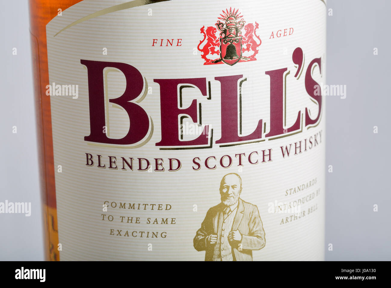 Kiew, UKRAINE - 17. April 2016: Bell ist Scotch Whisky Flasche Etikett Closeup gemischt. Bell, der höchsten meistverkaufte Whisky im Vereinigten Königreich ist ursprünglich produzieren Stockfoto