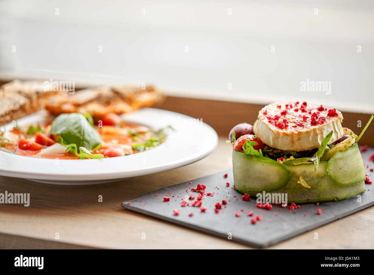 Ziege Käse Salat und Gazpacho Suppe im restaurant Stockfoto
