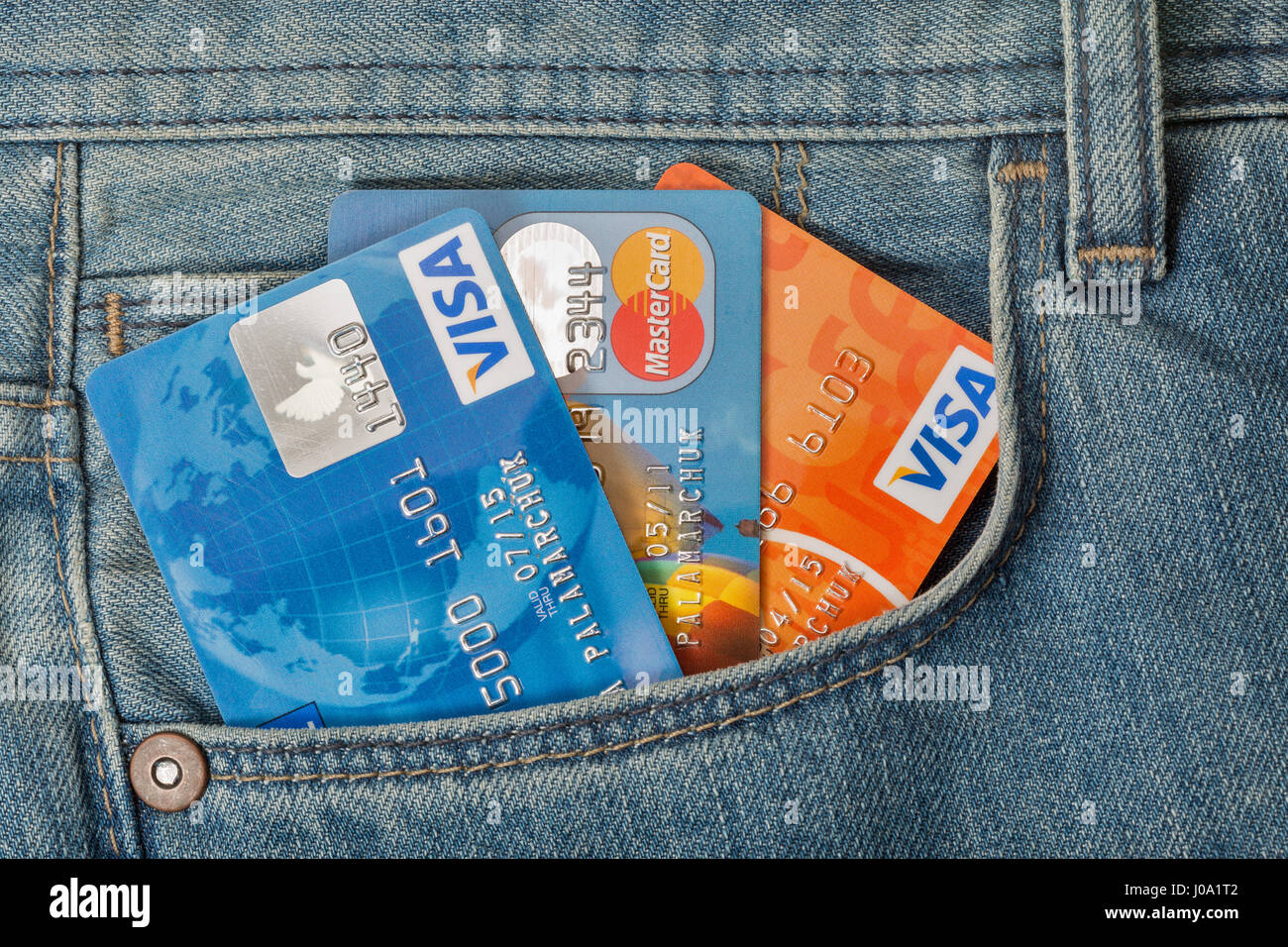 Kiew, UKRAINE - 9. August 2016: MasterCard und Visa Kreditkarten vor Tasche von Blue Jeans Closeup. MasterCard und Visa ist eine amerikanische internationale Stockfoto