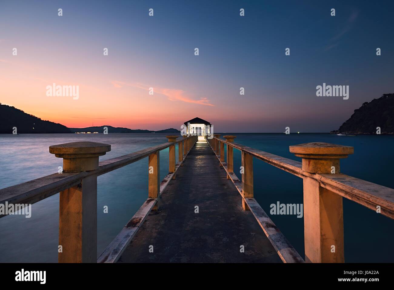 Pier am Perhentian Inseln im traumhaften Sonnenuntergang, Malaysia Stockfoto