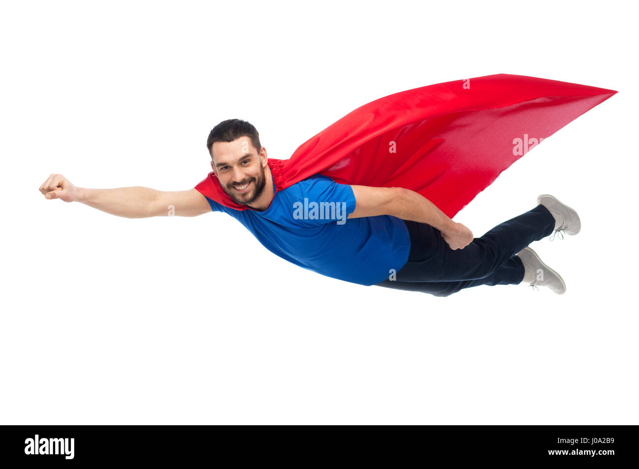 glücklicher Mann im roten Superhelden Kap fliegen in der Luft Stockfoto