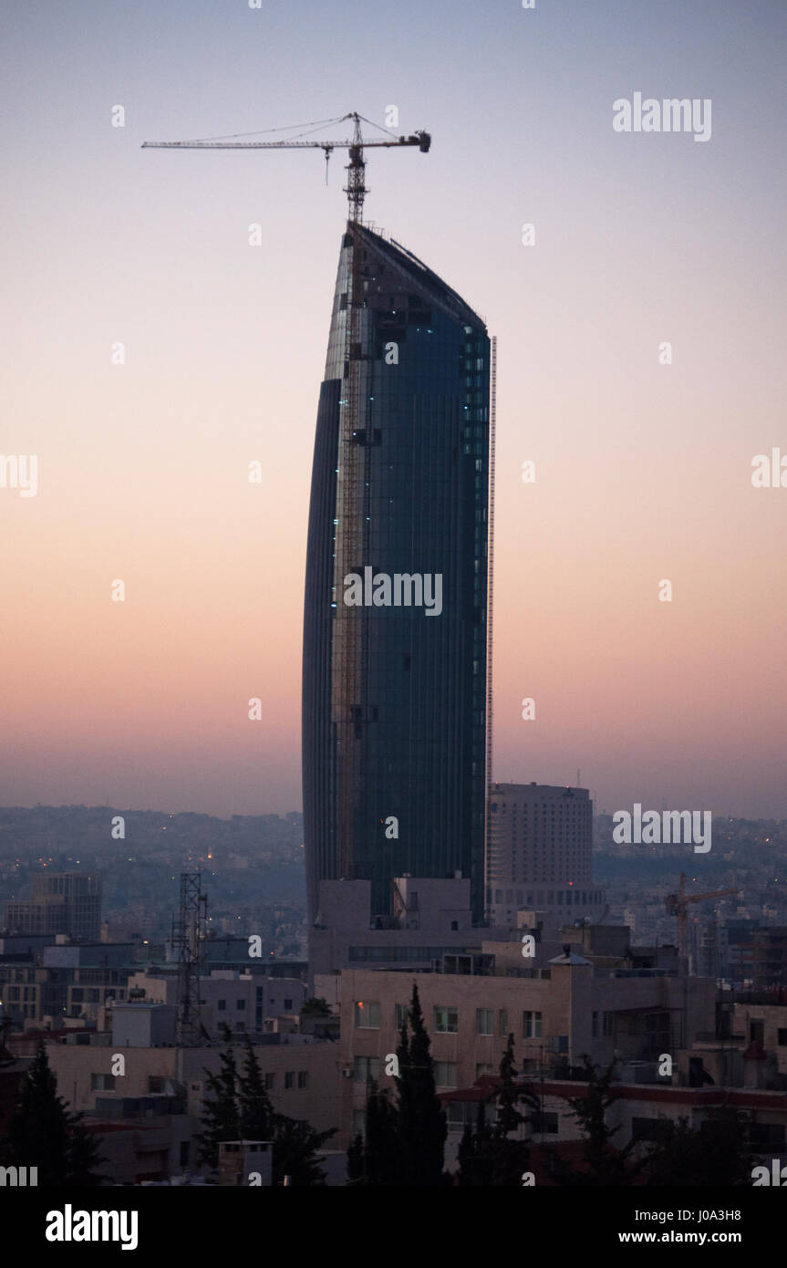 Die Skyline von Amman, die Hauptstadt und bevölkerungsreichste Stadt des Haschemitischen Königreichs Jordanien, Paläste und Häuser in der Morgendämmerung zu sehen Stockfoto
