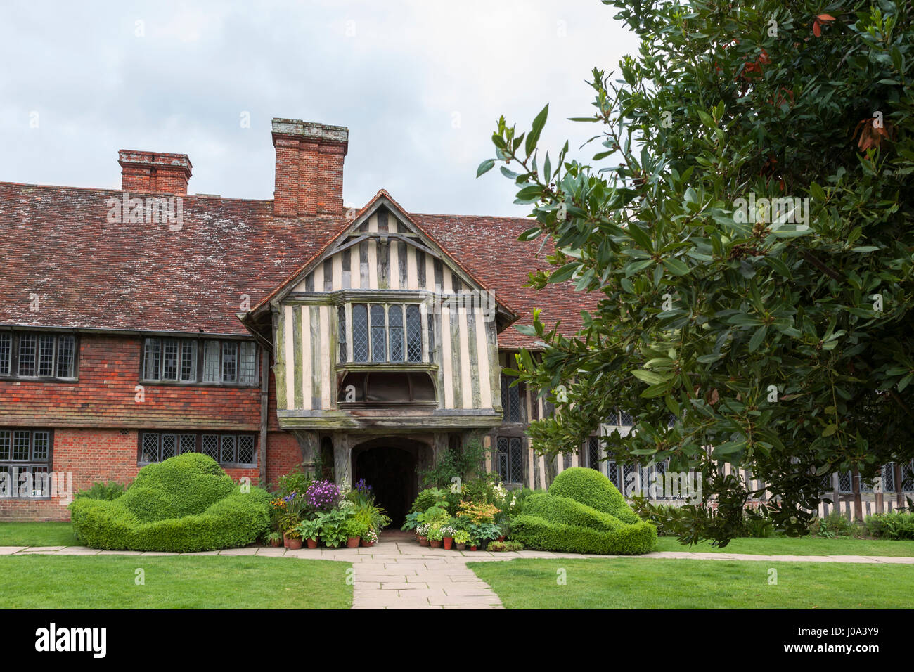 Giebel Vorderseite des Great Dixter Manor, Northiam, East Sussex, England, UK: ca. 1450, Christopher Lloyds Haus und berühmten Garten gebaut: Stockfoto