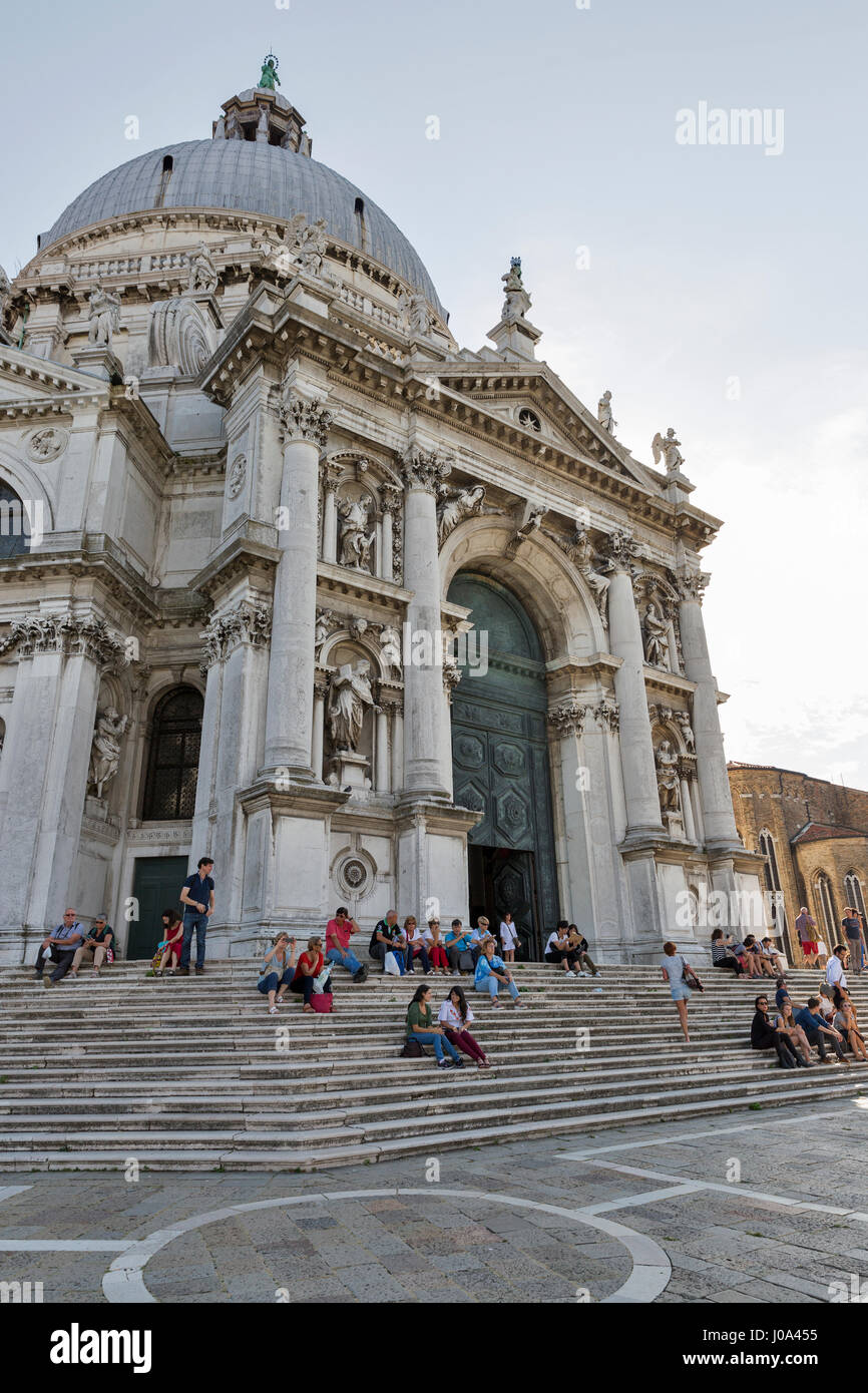 Venedig, Italien - 23. September 2016: Unbekannte Menschen besuchen die Basilika di Santa Maria della Salute. Venedig befindet sich über 117 kleine Inseln, die eine Stockfoto