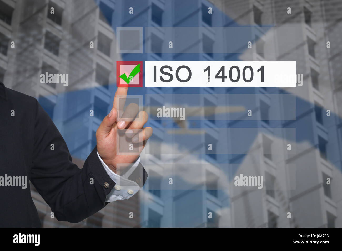 Hand der Geschäftsmann verwenden Finger-Touch-Taste, wählen im Textfeld der ISO 14001 Konzept der Präsentation oder in Ihrem Unternehmen zu werben. Stockfoto