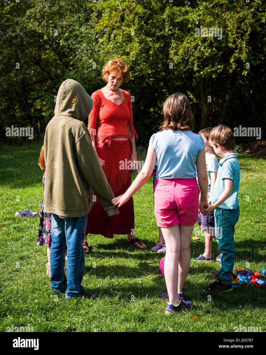 Frau führt einen Schauspiel-Workshop für Kinder auf einem Sommerfestival Stockfoto