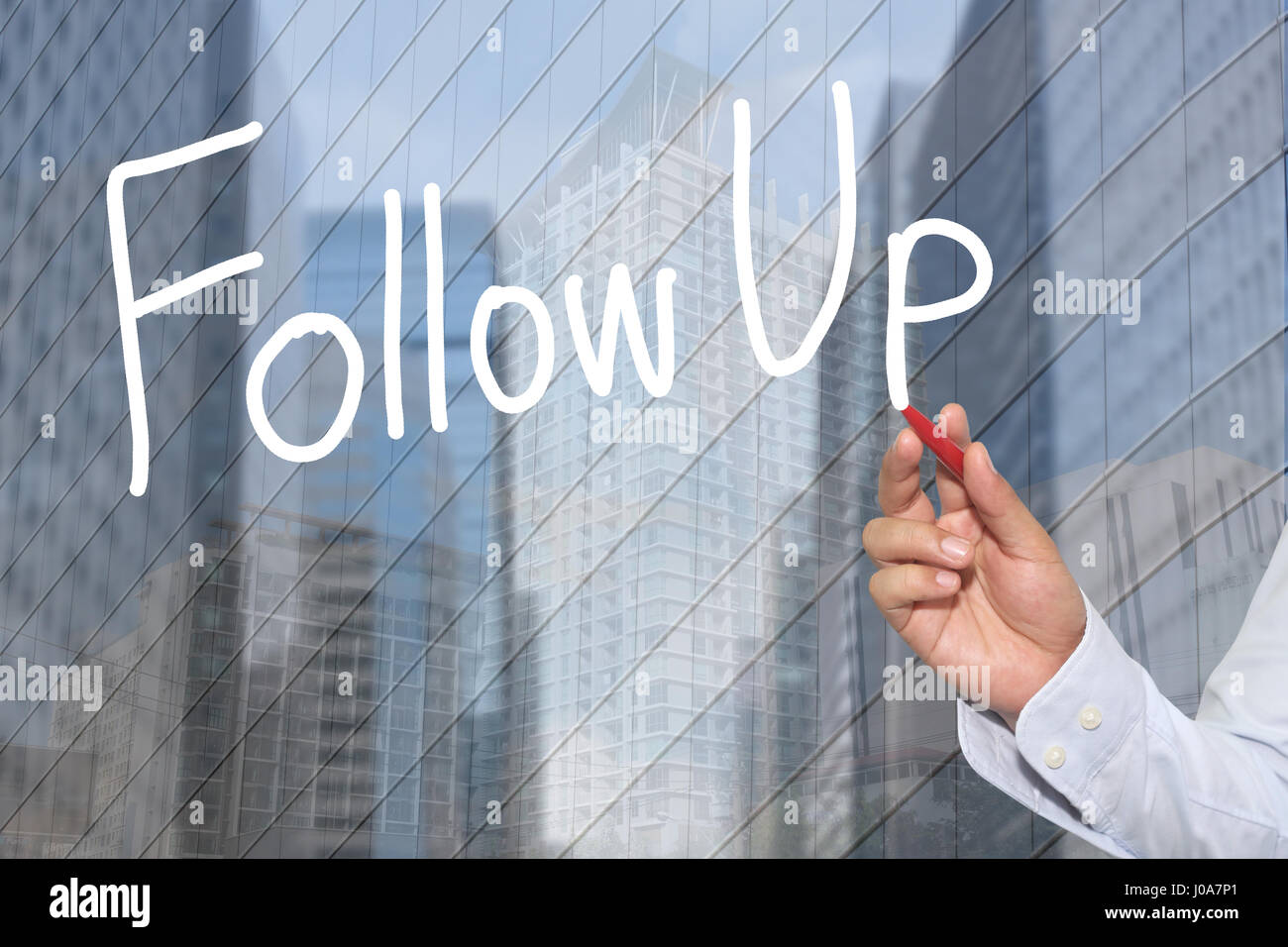 Ein Geschäftsmann Hand handgezeichneten ein Wort folgen für Präsentation und Anwendung für Ihr Unternehmen. Stockfoto