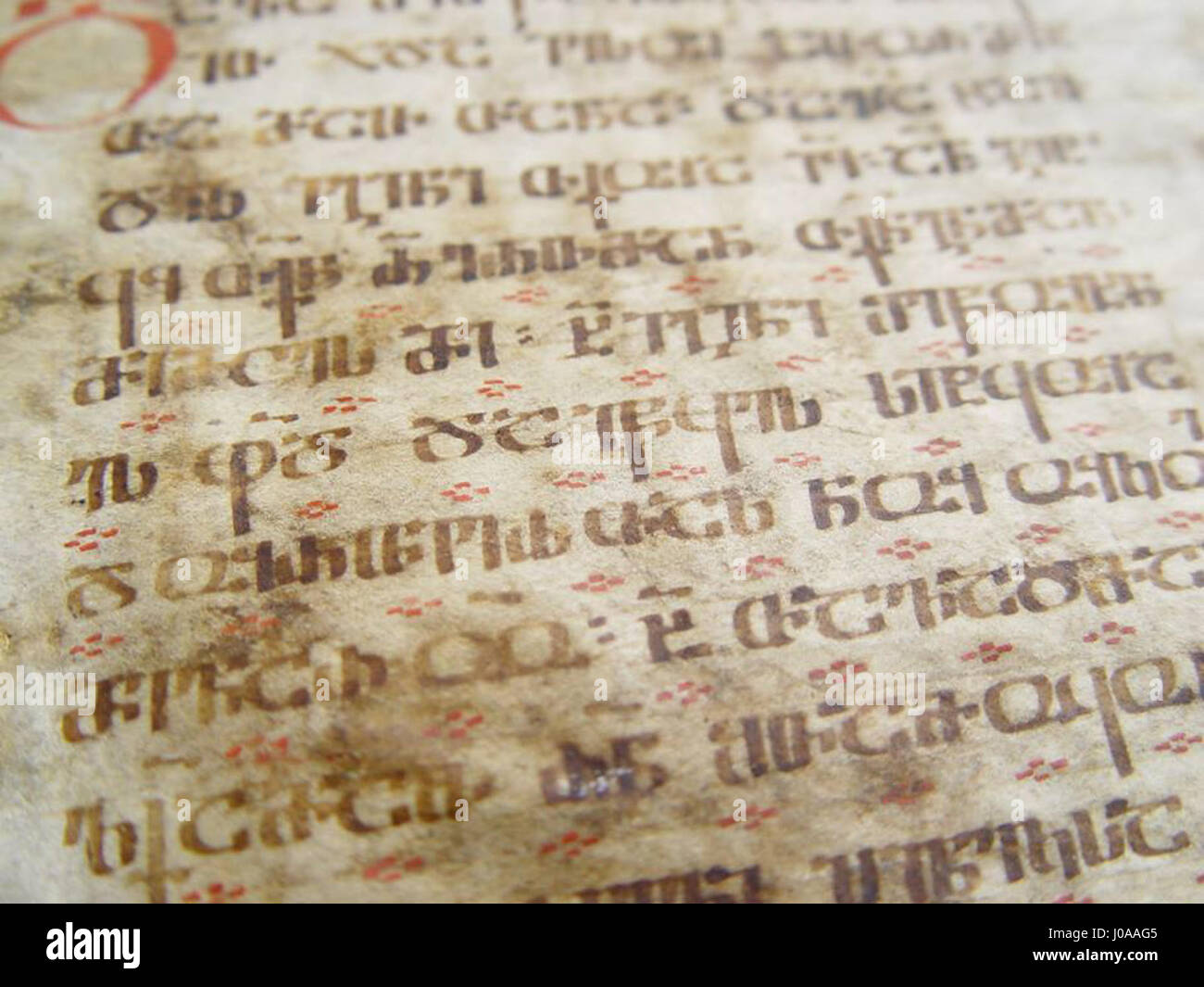 Dieser Titel, geschrieben in einer unbekannten Schrift, ist wahrscheinlich eine Darstellung eines bestimmten Kunstwerks, Manuskripts oder Dokuments in einem nicht-lateinischen Alphabet. Seine historische und kulturelle Bedeutung würde durch eine weitere Erforschung seiner Sprache und seines Kontextes geklärt. Stockfoto