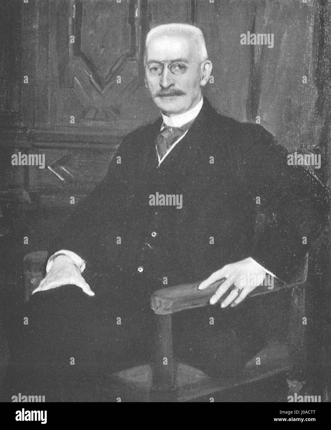 Wilhelm Leches Porträt von 1910, gemalt von Oscar Björck, zeigt ein zartes Gleichgewicht von Licht und Schatten. Das Gemälde betont die Persönlichkeit und das Verhalten des Motivs, das mit Liebe zum Detail festgehalten wird. Stockfoto