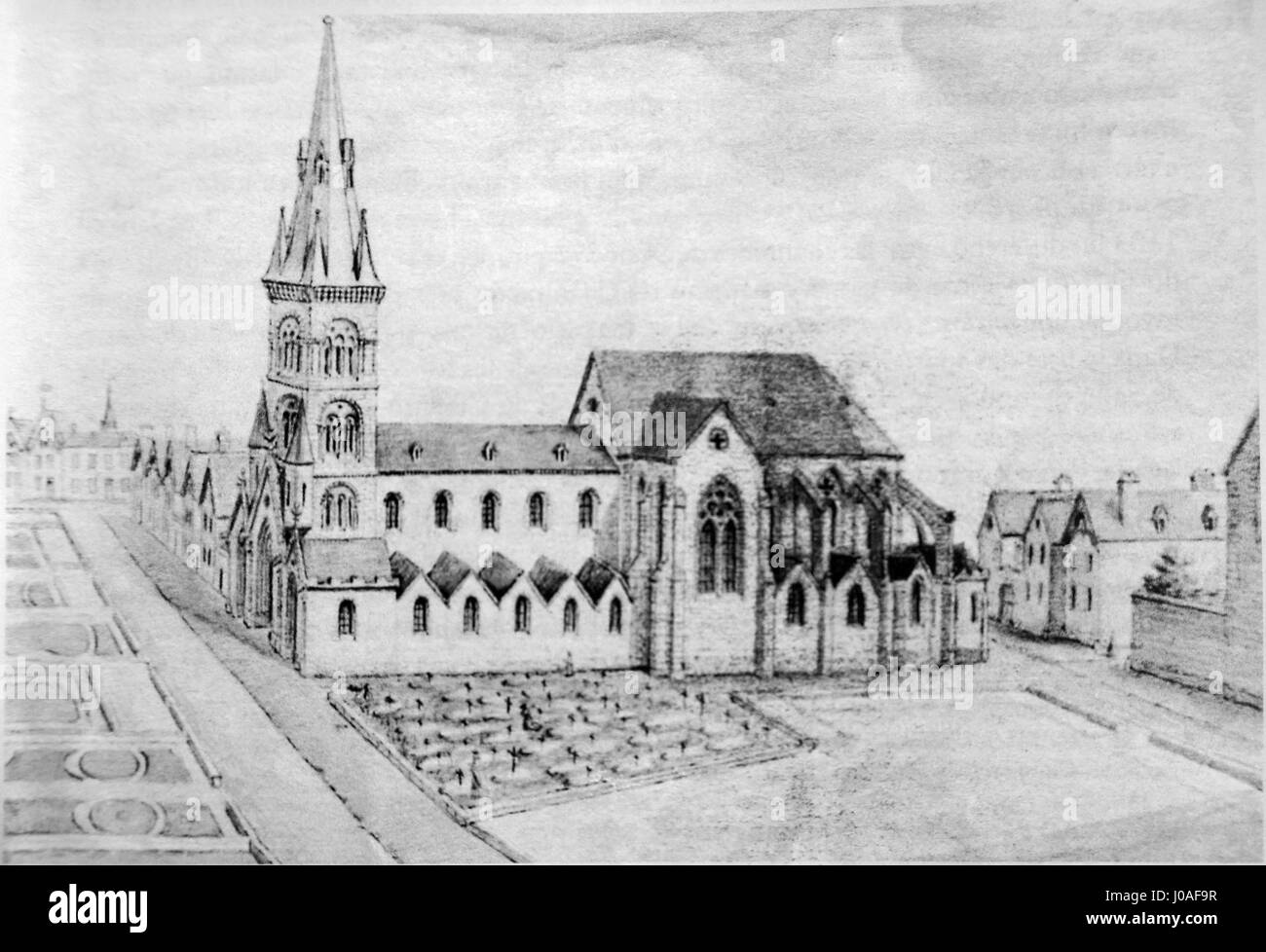 Diese aus dem 19. Jahrhundert stammende Zeichnung der Eglise St-Symphorien in Reims zeigt die komplizierte Architektur der Kirche und ihre Rolle als bedeutendes religiöses Gebäude in Frankreich. Die detaillierte Zeichnung hebt die Gestaltungselemente und den historischen Kontext der Kirche hervor. Stockfoto