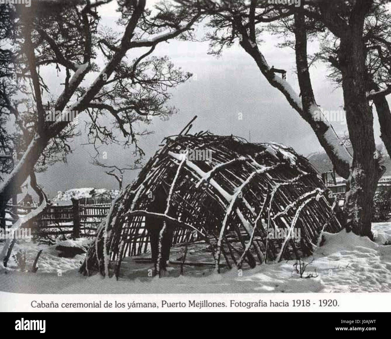 Die Zeremonienhütte Yahgan oder „cabaña“ ist ein integraler Bestandteil der indigenen Kultur der Yahgan in Feuerland und spiegelt ihre traditionellen architektonischen Methoden und kulturellen Praktiken wider. Stockfoto