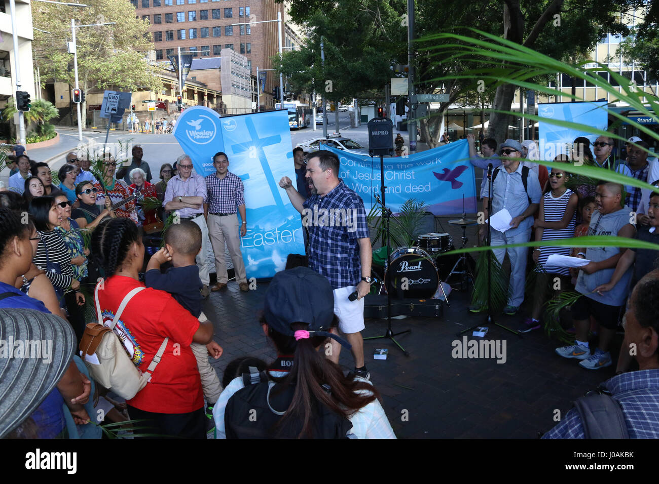 Wesley Mission organisiert eine öffentliche Prozession um den triumphalen Einzug Jesu in Jerusalem am Palmsonntag am Circular Quay, Sydney, Australien nachspielen. Stockfoto