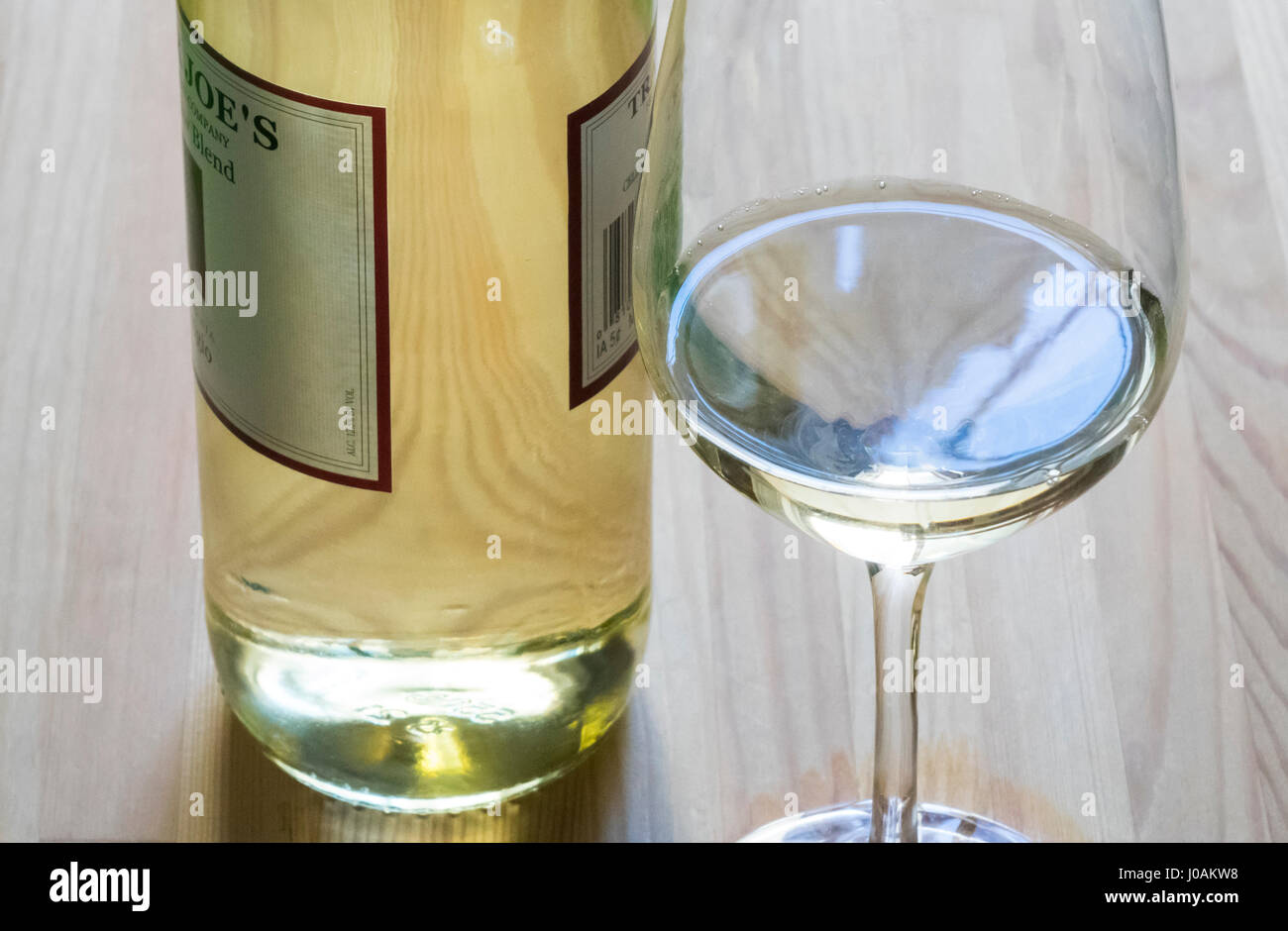 Abstrakte Closeup Weißwein in der Flasche und Glas Stockfoto