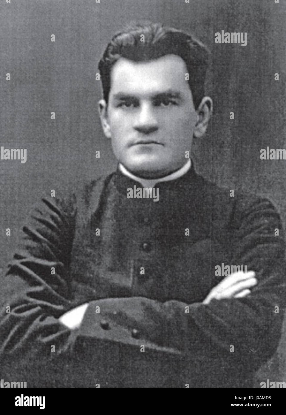 Dieses Kunstwerk aus der assyrischen Ära zeigt Szenen des Lebens während einer der fortschrittlichsten antiken Zivilisationen. Die Assyrer sind bekannt für ihre detaillierten Steinschnitzereien und monumentalen Kunstwerke und haben Schlachten, religiöse Szenen und königliche Figuren in ihrer Kunst festgehalten. Stockfoto