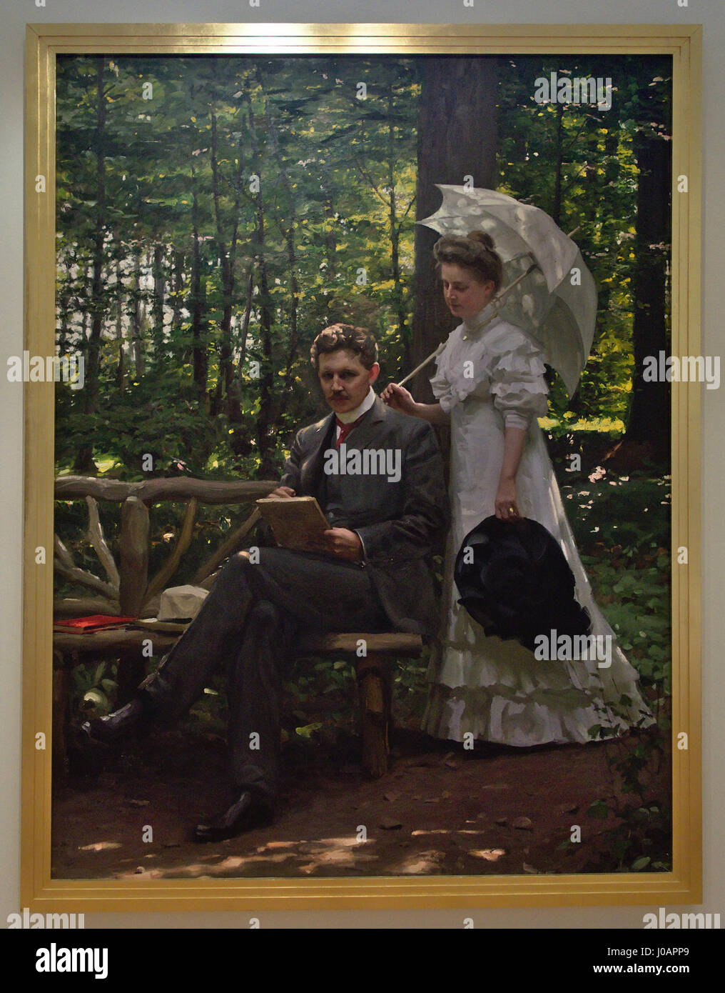 Dieses Porträt von Emil Österman zeigt seine Frau Emelie, die einen intimen persönlichen Ausdruck zeigt. Die sanften Pinselarbeiten und warmen Töne spiegeln das Wesen familiärer Zuneigung wider. Stockfoto