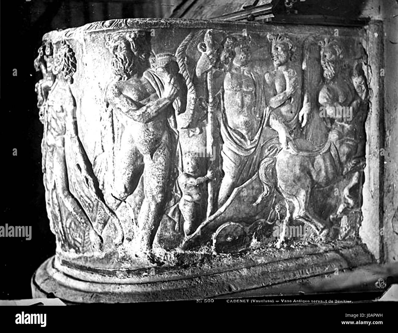 „Cadenet baptistère par Mieusement, Médéric“ zeigt das Taufbecken aus Cadenet, das von Mieusement Ende des 19. Jahrhunderts entworfen wurde. Das detailreiche Werk hebt die dekorativen Merkmale und die religiöse Symbolik des Stückes hervor, das für eine Kirche in Südfrankreich gefertigt wurde. Stockfoto