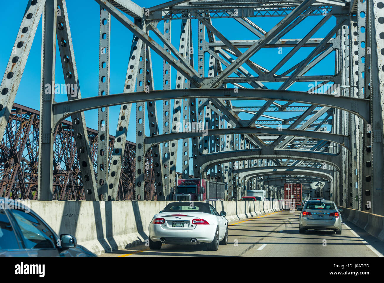 Die Memphis-Arkansas-Denkmal-Brücke erstreckt sich über fast eine Meile über dem Mississippi Fluß anschließen Memphis, Tennessee mit Westmemphis, Arkansas. (USA) Stockfoto