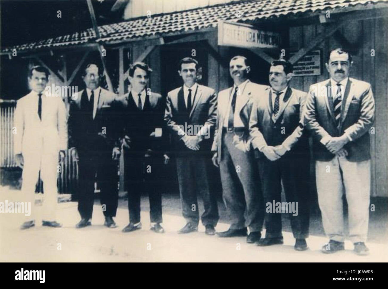 „Primeira legislative latura do Município de Barra Velha“ bezieht sich auf die erste gesetzgebende Versammlung der Stadt Barra Velha in Brasilien. Die Veranstaltung stellt einen wichtigen Moment in der Geschichte der Region dar und betont den Beginn der lokalen Regierungsführung und politischen Organisation. Stockfoto