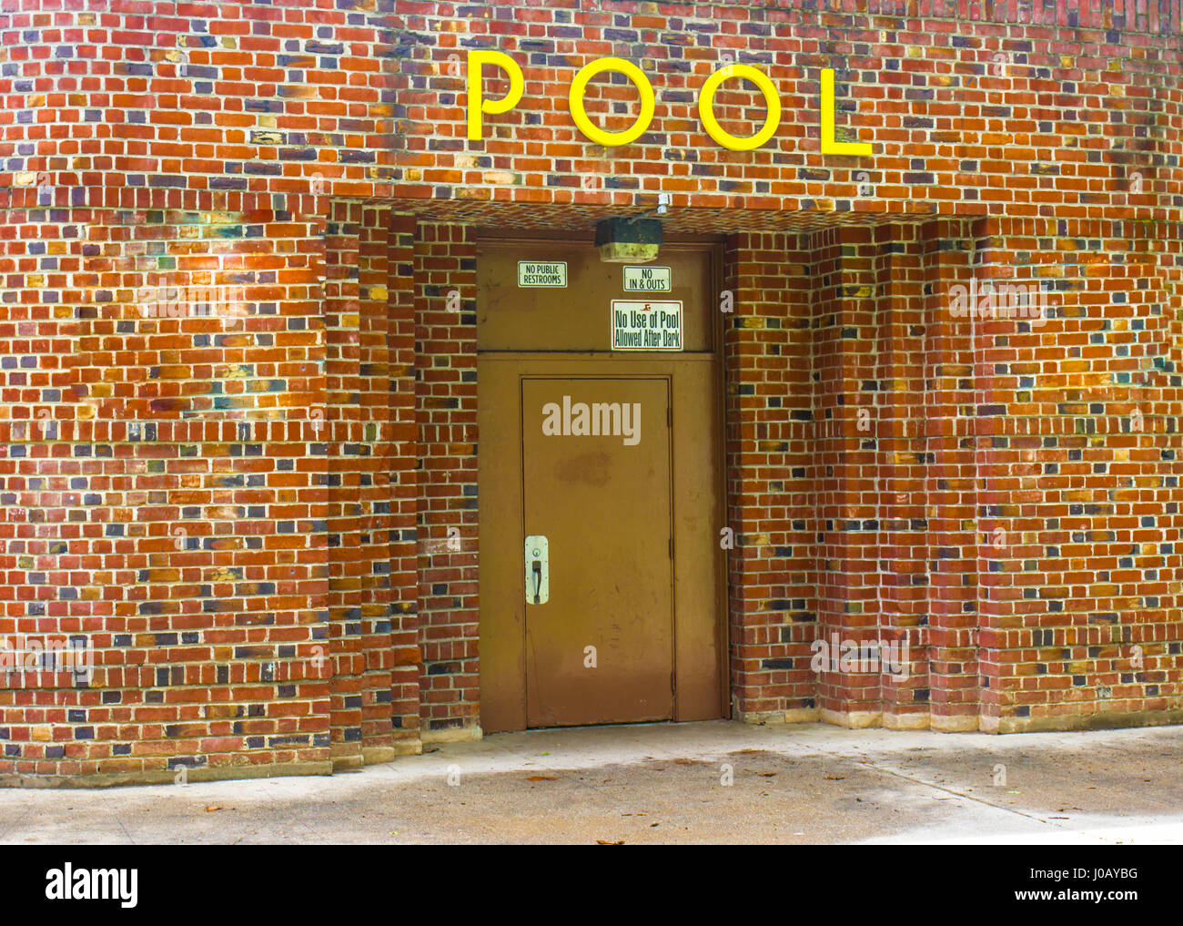 Ziegel-Eingang zum Schwimmbad Stockfoto