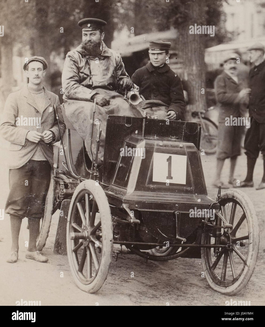 René de Knyff, ein prominenter französischer Fahrer, gewann 1898 das Automobilrennen Paris-Bordeaux. Dieser Sieg war ein bedeutender Moment in der Geschichte des Motorsports und der Automobilentwicklung Ende des 19. Jahrhunderts. Stockfoto
