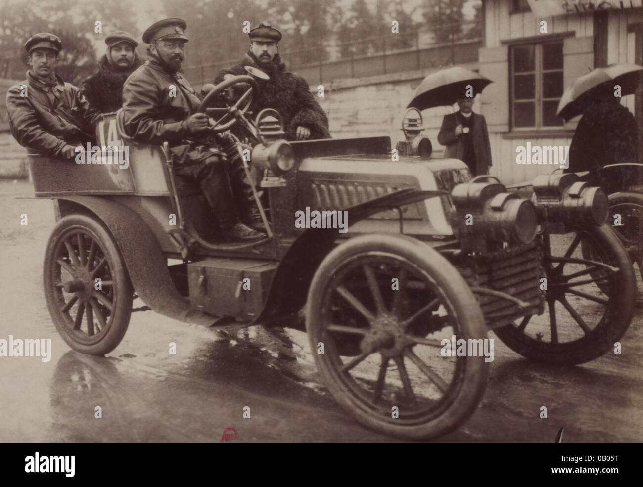 Eugène Brilliés Werk aus dem Jahr 1902 zeigt eine Szene aus der Société Nancéienne, die auf dem Circuit du Nord spielt, einem berühmten französischen Rennsport. Das Stück fängt die Geschwindigkeit, Spannung und Energie des Automobilrennens des frühen 20. Jahrhunderts ein. Stockfoto