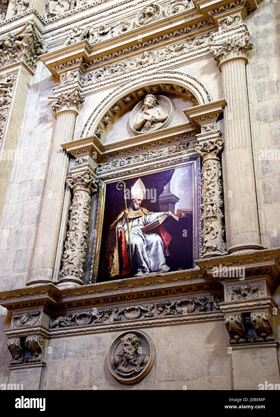 „San Isidoro de Sevilla“ von Bartolomé Esteban Murillo, das sich in der Kathedrale von Sacristía Bürgermeister von Sevilla befindet, ist ein bedeutendes religiöses Gemälde. Er repräsentiert den Heiligen Isidor, einen prominenten Bischof und Gelehrten des 6. Jahrhunderts. Stockfoto
