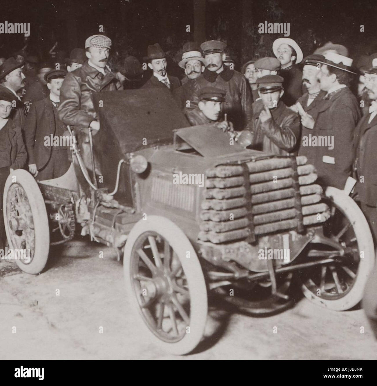 "Le vainqueur de la Coupe Gordon Bennett 1900 Fernand Charron, ici lors de la deuxième édition en 1901 (Abbruch, toujours sur Panhard)" übersetzt in "der Gewinner des Gordon Bennett Cup 1900, Fernand Charron, hier während der zweiten Ausgabe 1901 (Ruhestand, immer noch auf Panhard)". Dieses Foto zeigt den französischen Rennfahrer Fernand Charron, der 1900 den Gordon Bennett Cup gewann, am Rennen 1901 teilnahm, aber während eines Panhard-Automobils in den Ruhestand trat. Stockfoto