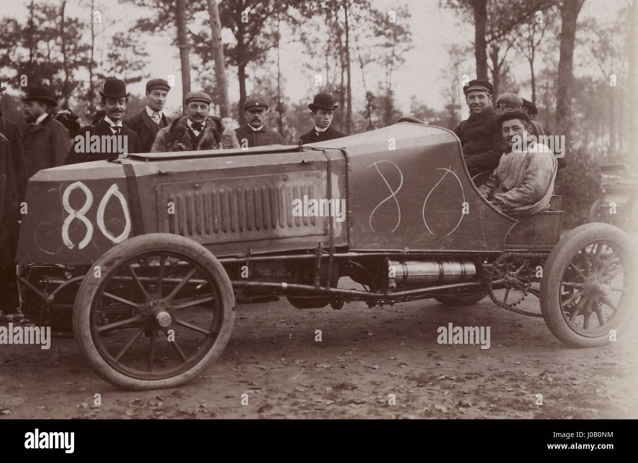 Im Jahr 1903 stellte der belgische Fahrer Arthur Duray in Dourdan (Frankreich) einen Geschwindigkeitsrekord von 136,363 km/h auf und fuhr mit einem Gobron-Brillié-Fahrzeug ein Beispiel für die Automobilinnovation des frühen 20. Jahrhunderts. Stockfoto