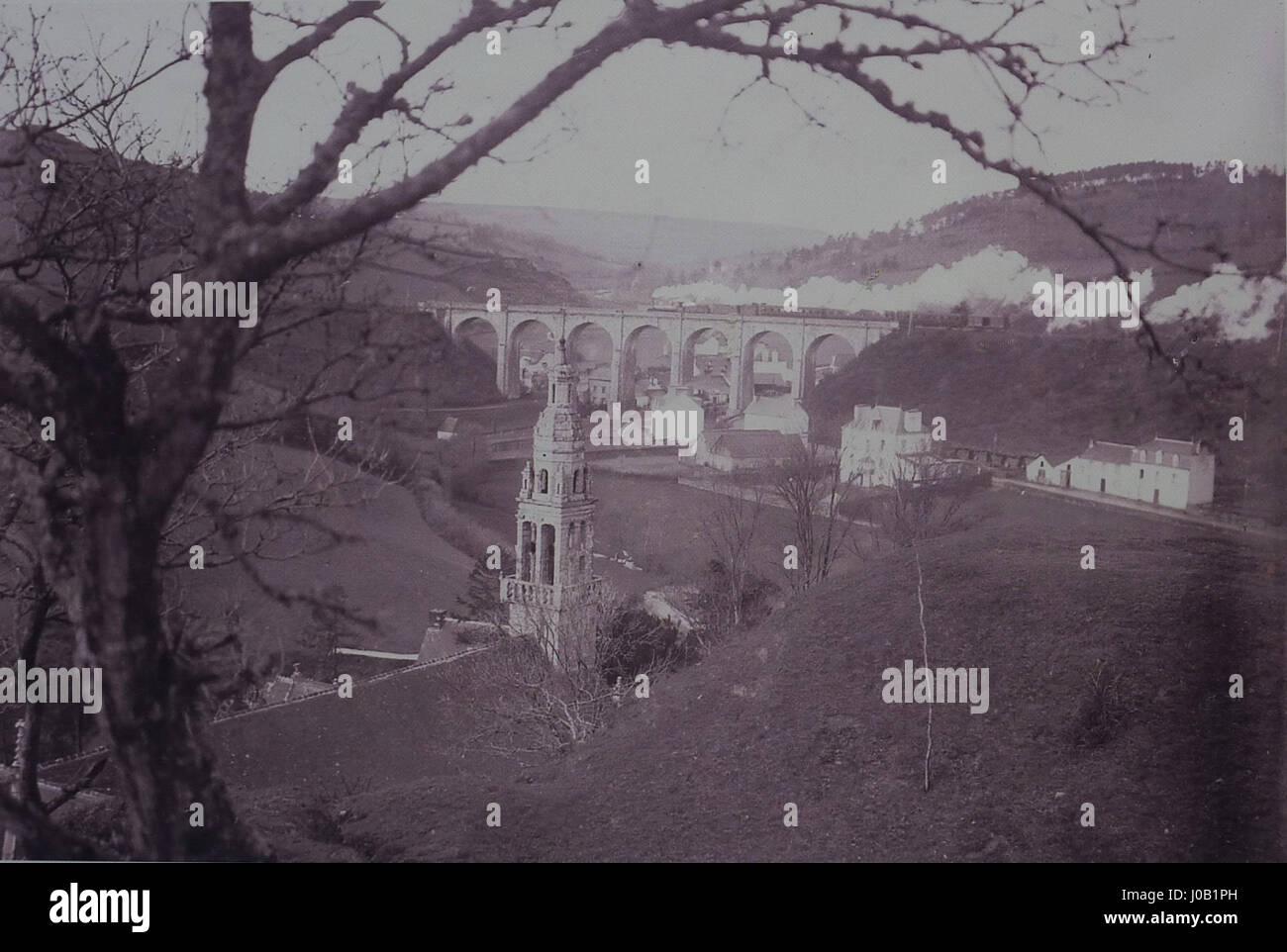 Dieses historische Bild von Châteaulin, einer Gemeinde in der Bretagne, Frankreich, bietet einen Einblick in die Architektur und ländliche Umgebung der Stadt. Das Kunstwerk fängt den Charme der malerischen Gebäude und der malerischen Umgebung von Châteaulin ein. Stockfoto