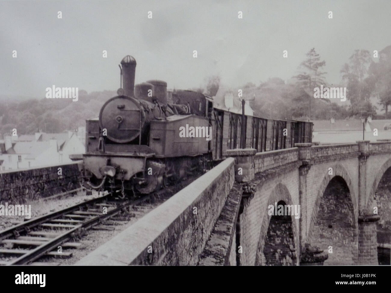 Ein Foto oder Kunstwerk, das die Stadt Châteaulin in der Bretagne, Frankreich, zeigt. Das Stück repräsentiert wahrscheinlich die landschaftliche Schönheit der Region mit ihrer charakteristischen bretonischen Architektur und ländlichen Landschaften. Stockfoto