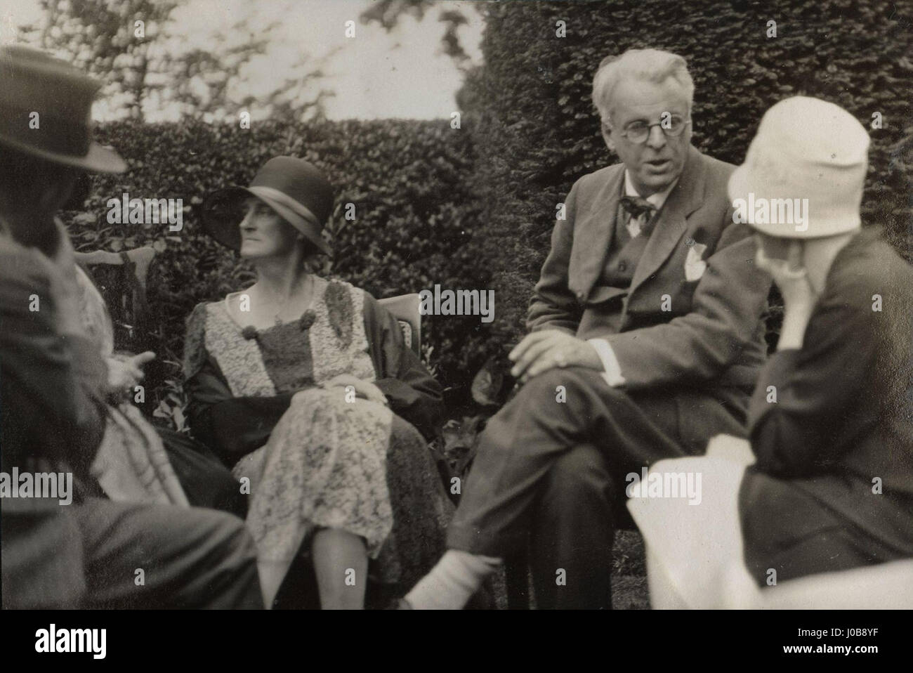 Walter De La Mare, Bertha Georgie Yeats (geb. Hyde-Lees), William Butler Yeats, unbekannte Frau von Lady Ottoline Morrell Stockfoto