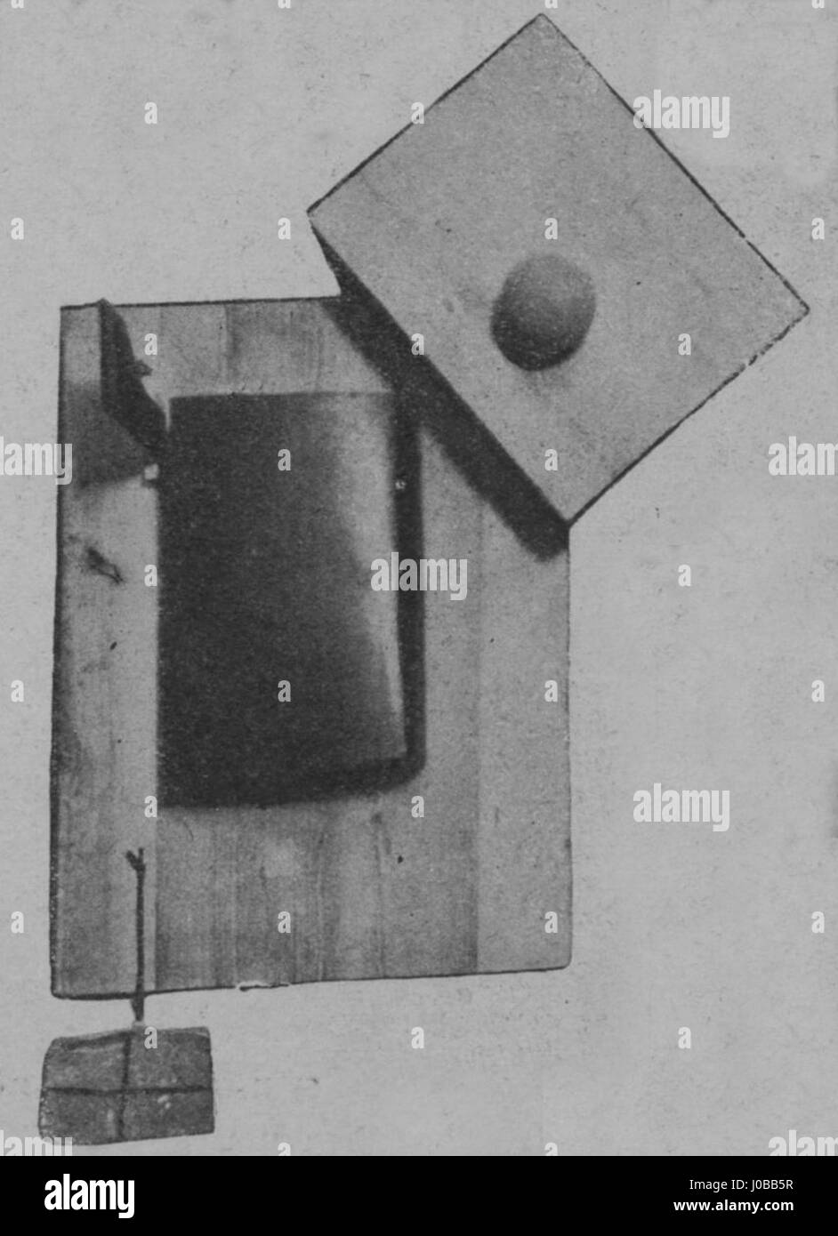 „Automobile“ von Roznova, gemalt 1915, fängt das Automobil des frühen 20. Jahrhunderts als Symbol des technologischen Fortschritts und des gesellschaftlichen Wandels ein. Das Gemälde zeigt den Übergang von Pferdekutschen zu Kraftfahrzeugen in der modernen Gesellschaft. Stockfoto