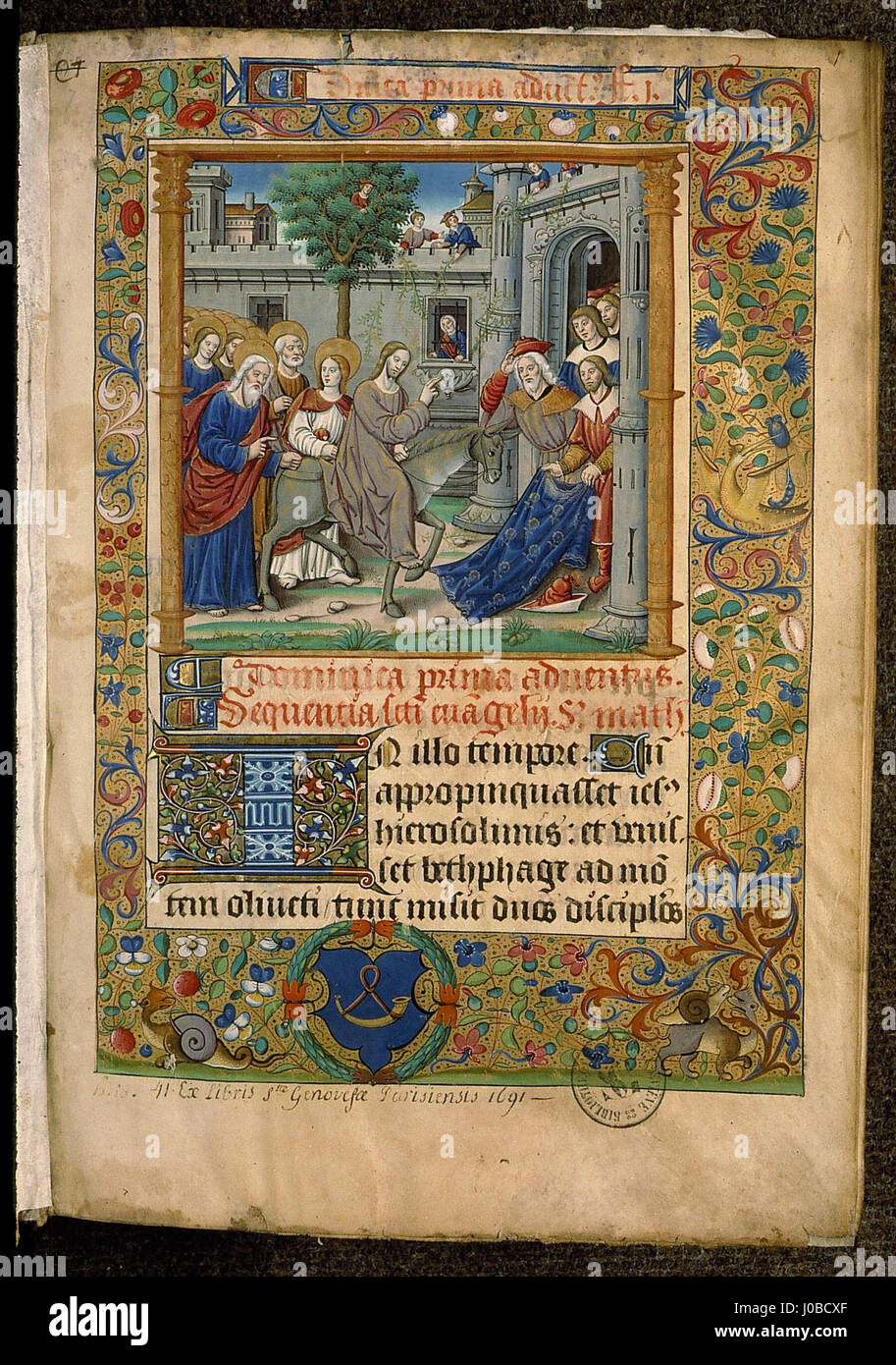 Die „Evangéliaire de l'Use de l'abbaye Sainte-Geneviève“ ist eine illustrierte Handschrift mit religiösen Texten und Illustrationen. Die Seite f1r zeigt den „Einzug Jerusalems“, der den triumphalen Eintritt Christi in die Stadt zeigt, dargestellt in komplizierter mittelalterlicher Beleuchtung und feinen Details. Stockfoto