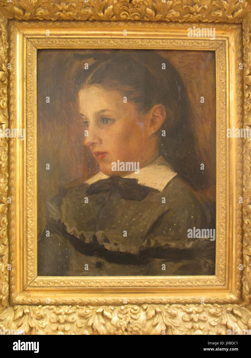 Das Porträt „Marie Le Cour“ von Pierre-Auguste Renoir fängt das Bild des Sitters mit einem Schwerpunkt auf ihren zarten Gesichtszügen und der Verwendung von weichen Pinseln ein. Das Gemälde veranschaulicht Renoir's impressionistischen Stil mit seiner Betonung auf Licht, Farbe und Textur. Stockfoto