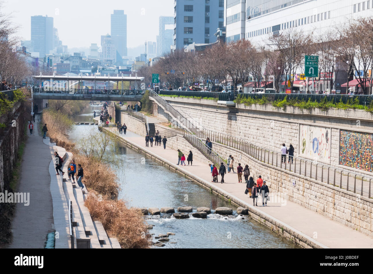 Einheimische und Touristen genießen Sie einen Spaziergang am Cheonggye Bach in der Nähe von Dongdaemun Markt. Eine moderne öffentliche Erholungsraum in der Innenstadt von Seoul, Südkorea. Stockfoto