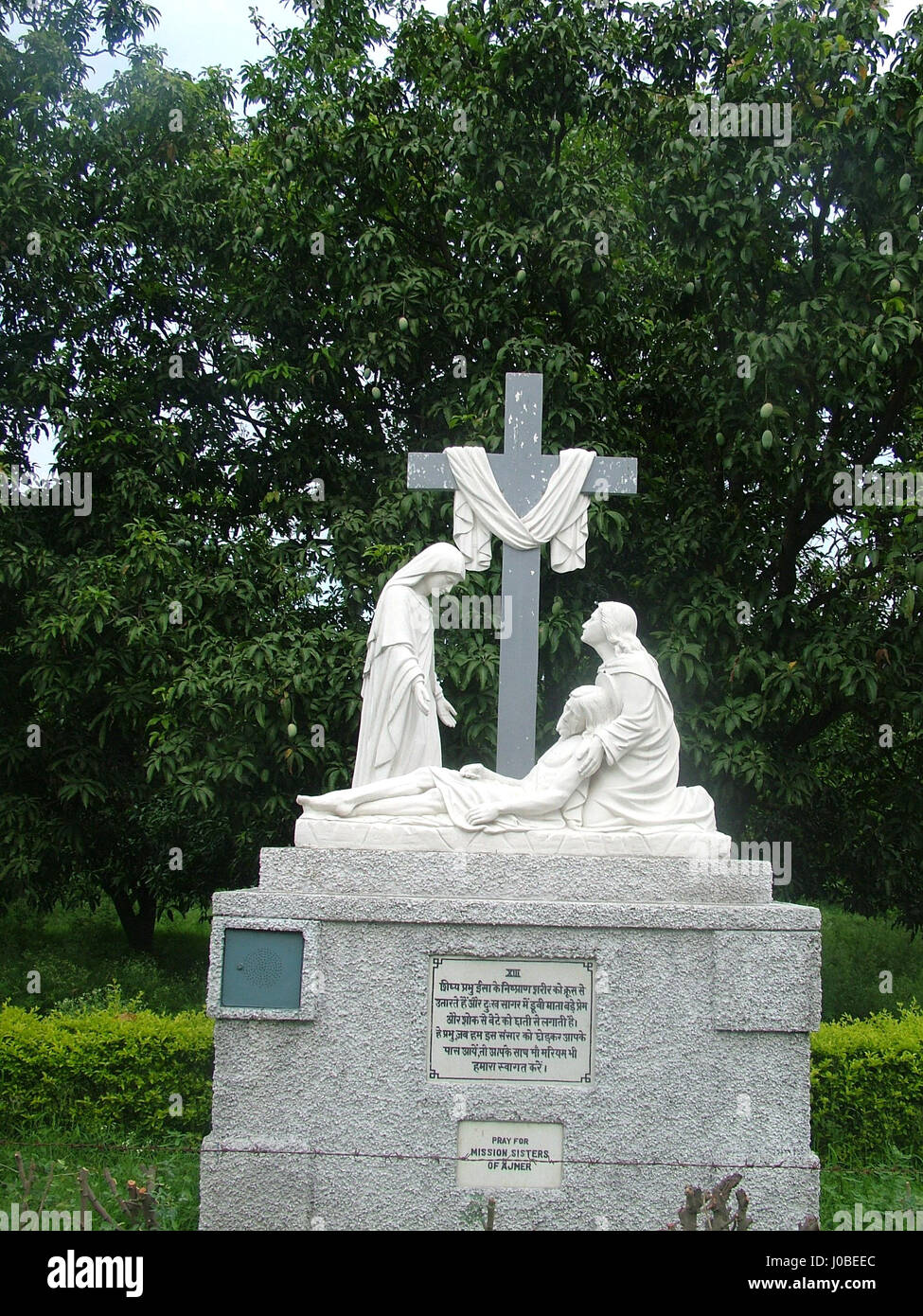 Statue: Dreizehnte Station, der Leib Jesu wird vom Kreuz abgesetzt. Basilika unserer Lieben Frau der Grazien, Begum-Kirche, Sardhana (Copyright © by Sa Stockfoto