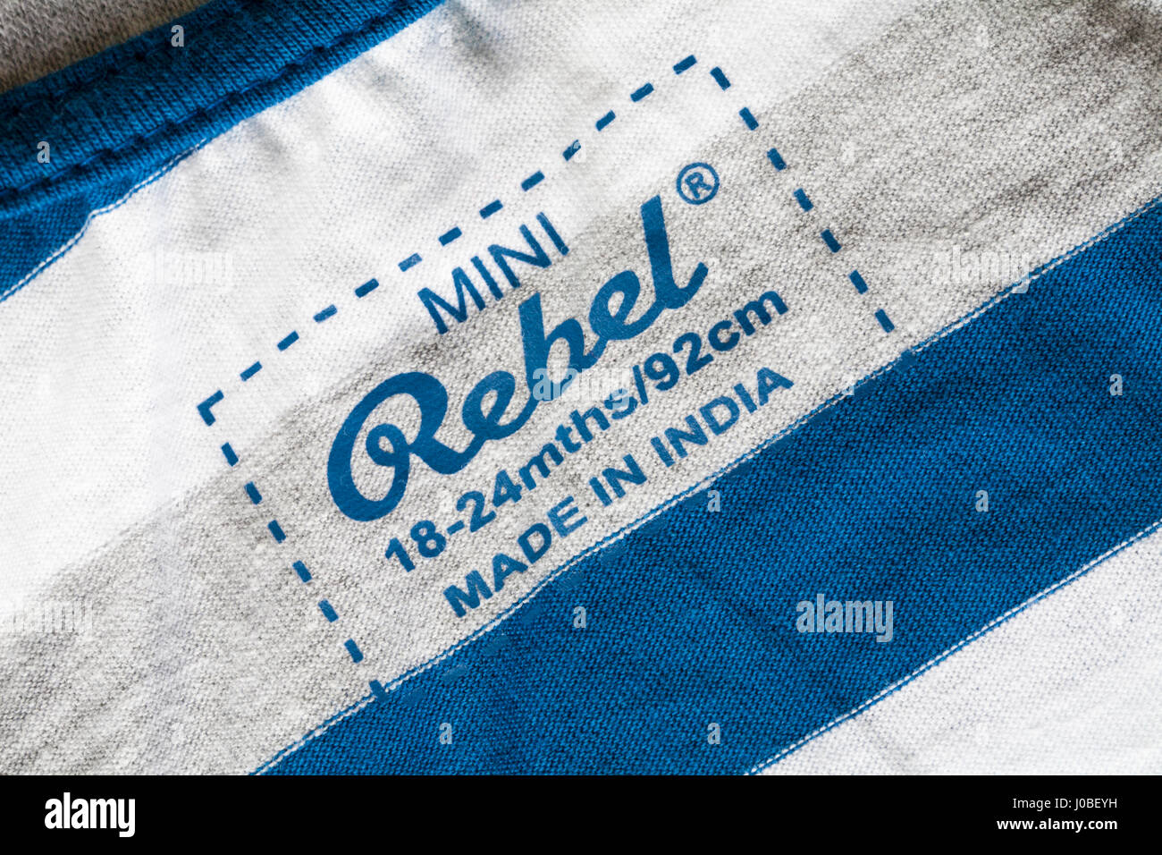 Mini Rebel Label in der Kleidung Hergestellt in Indien für Alter 18-24 Monate im Vereinigten Königreich Großbritannien, Großbritannien verkauft. Stockfoto