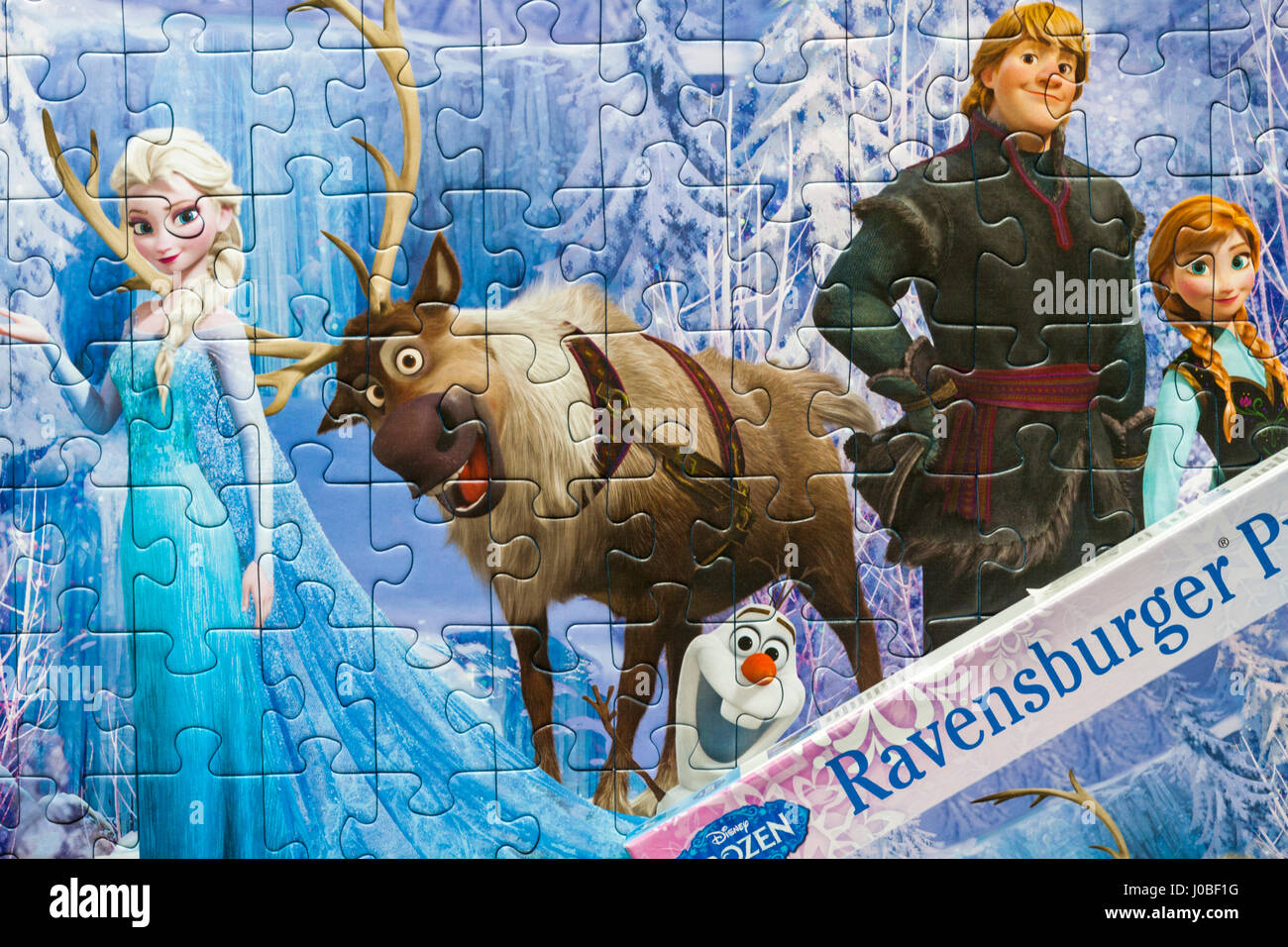 Im Reich der Schneekönigin - Disney eingefroren Jigsaw Puzzle von Ravensburger Stockfoto