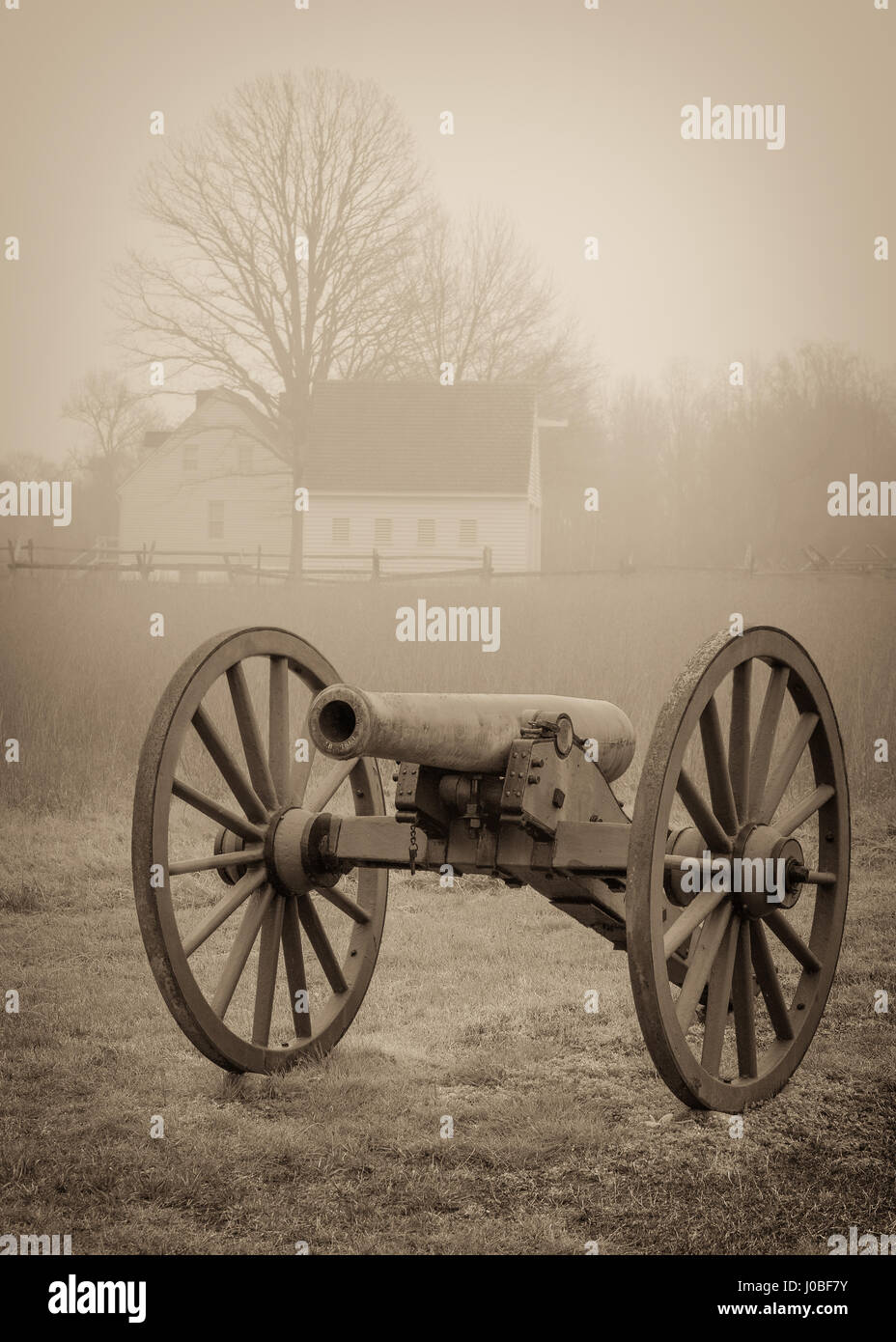 Ein Bürgerkrieg-Kanone mit einem Bauernhaus im Hintergrund in Cold Harbor Stockfoto