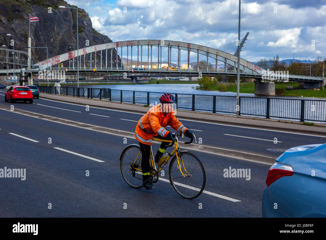 Der Mann auf dem Fahrrad, schützende Warnweste, Usti Nad Labem, Nord-Böhmen, Tschechische Republik, Europa Stockfoto