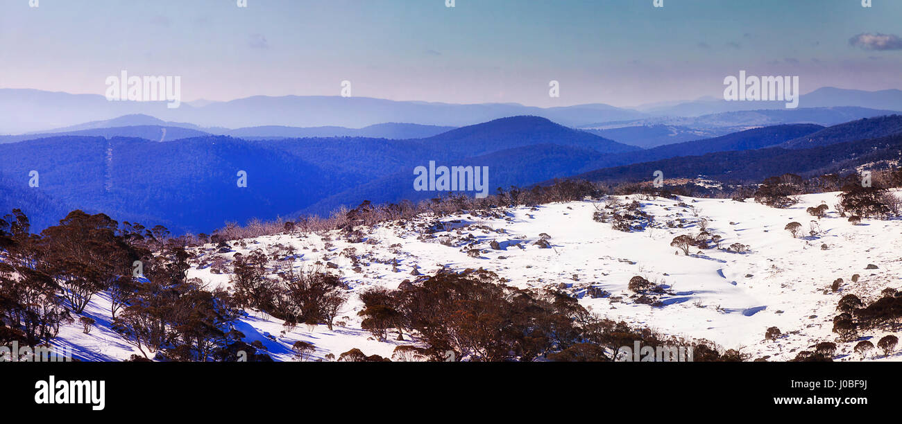 Panorama der Kosciuszko-Nationalpark und die verschneiten Berge von der Spitze der hohen Gipfel aus die Perisher Valley im Winter, wenn viel weißen Schnee bedeckt sn Stockfoto